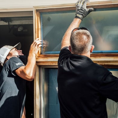 contractors installing andersen window