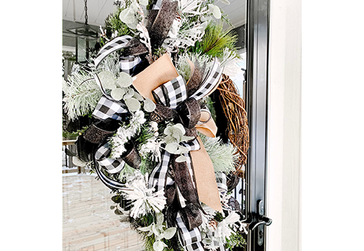 Plaid and Natural Greenery Wreath Holiday Decor Ideas