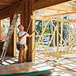 承包商与房屋框架一起工作